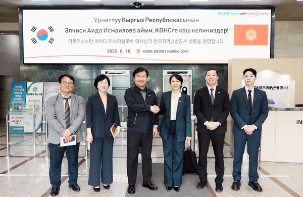한국지역난방공사 정용기 사장(왼쪽 세번째)은 10일 한난 본사를 방문한 주한 키르기스스탄 아이다 이스마일로바 대사 일행과 함께 기념촬영을 하고 있다. 출처=한난