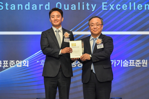 메르세데스-벤츠 코리아가 프리미엄 고객 서비스로 한국품질만족지수 수입 자동 차 애프터세일즈 서비스 부문에서 5년 연속 1위를 차지했다. 메르세데스-벤츠 코리아 김지섭 당신 대표이사 사장 직무대행(왼쪽)과 한국표준협회 이상진 회장이 함께 기념 촬영하는 모습. 출처= 메르세데스-벤츠 코리아