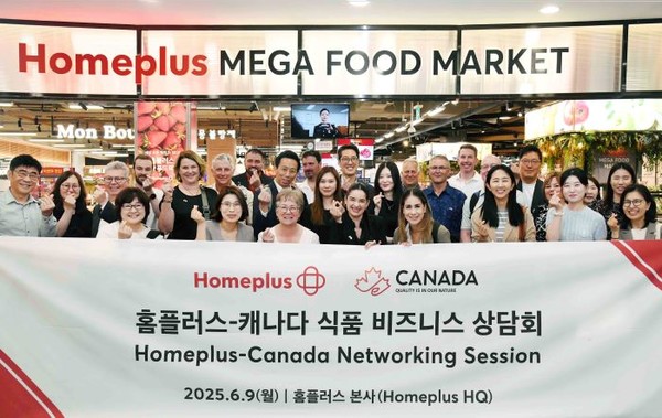 지난 9일 ‘홈플러스-캐나다 식품 비즈니스 상담회’에 참석한 관계자들이 ‘홈플러스 메가 푸드 마켓 라이브’ 강서점에서 기념 촬영을 하고 있다. 사진=홈플러스