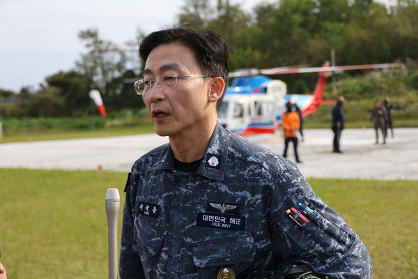 이국종 국군대전병원장이 지난해 10월 대전 유성구 국군대전병원에서 열린 합동 응급환자 헬기 이송훈련에 직접 참여해 신속한 헬기 이송의 필요성을 설명하고 있다. 사진=연합뉴스