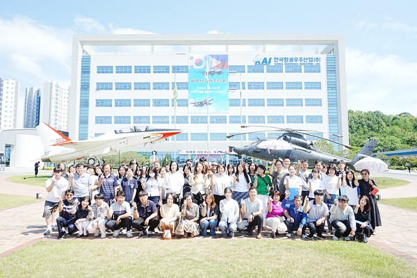 장학생과 학부모들이 기념사진 촬영 중이다. 사잔=KAI