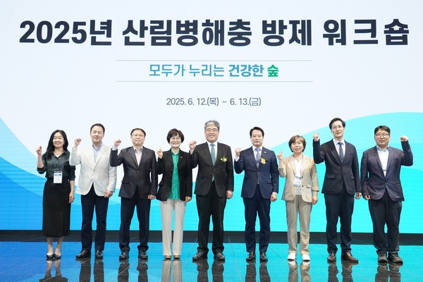 임상섭 산림청장(가운데)이 12일 전남 여수시에서 열린 산림병해충 방제 담당자 워크숍에서 현을생 서귀포시 문화도시추진위원장(왼쪽에서 네번째), 최정기 여수시 부시장(오른쪽 네번째)과 기념촬영을 하고 있다. 출처=산림청