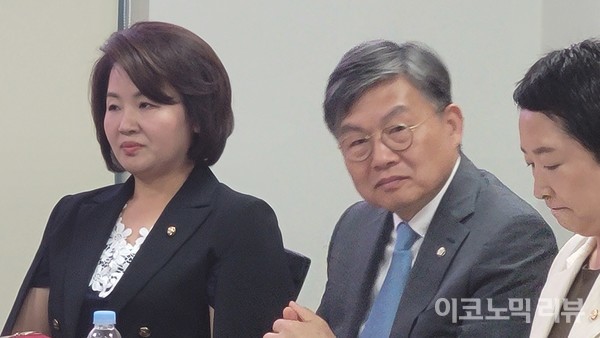 김윤 더불어민주당 의원이 12일 국회에서 열린 관련 토론회에 참석하고 있다. 사진=이혜진 기자