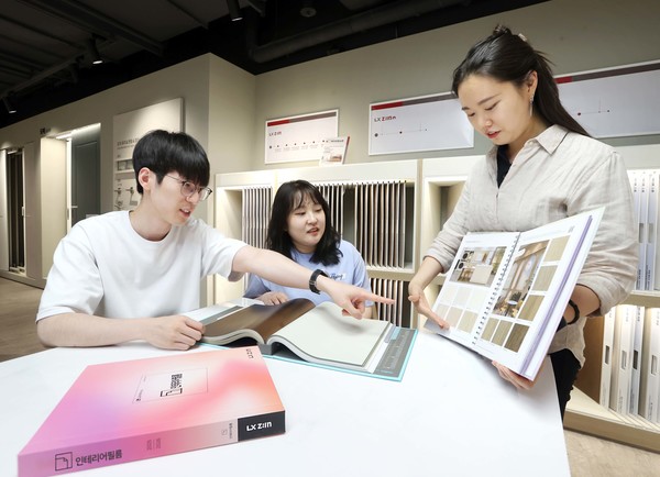 고객들이 'LX하우시스 지인스퀘어 영등포' 전시장에서 방염 인테리어필름 신제품을 살펴보고 있는 모습.