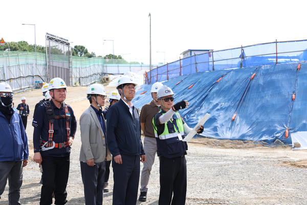 김형렬 행정중심복합도시건설청장(앞줄 오른쪽에서 두번째)이 12일 국립도시건축박물관 건설현장을 방문해 여름철 장마대비 안전관리 현황을 점검하고 있다. 출처=행복청