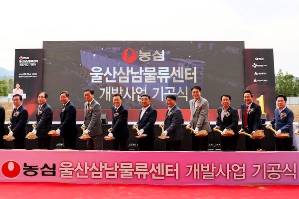 (왼쪽 5번째부터) 이병학 농심 대표이사, 김두겸 울산광역시장, 이성룡 울산광역시의회 의장, 이순걸 울주군수가 기념 촬영을 하고 있다. 사진=농심