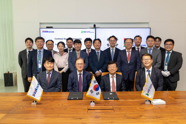 친환경 VLCC 신조 발주 계약 체결 기념 사진. 사진=팬오션