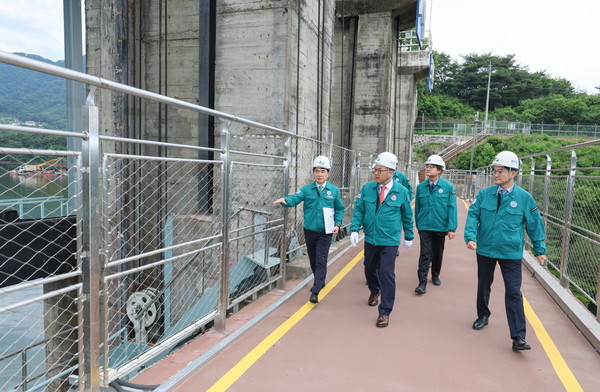 한수원 황주호 사장이 장마철 대비 전국 수력시설 재해 예방 체계 집중 점검에 나섰다. 사진=한국수력원자력