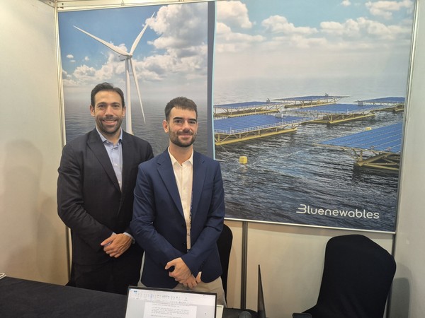 오스카 세인즈 블루뉴에이블스 SL CTO(오른쪽)과 세실리오 바라호나 블루뉴에이블스 SL 비즈니스 개발 매니저가 자사 부유식 태양광 플랫폼을 소개 중이다. 사진=박상준 이코노믹리뷰 기자