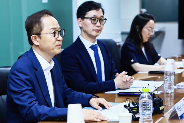 이승렬 산업통상자원부 산업정책실장이 13일 서울 한국생산성본부에서 열린 미국 철강·알루미늄 파생상품 관세부과 가전업계 긴급 영향 점검회의에서 업계 관계자와 대응 방안을 논의하고 있다. 사진=산업부