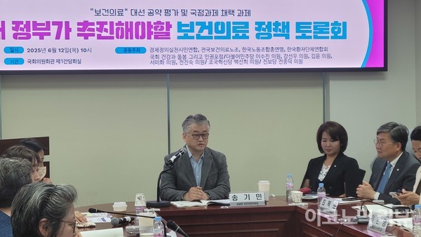 전날 국회에서 열린 관련 토론회에서 참석자들이 돌봄통합지원법 등에 대해 토론하고 있다. 사진=이혜진 기자