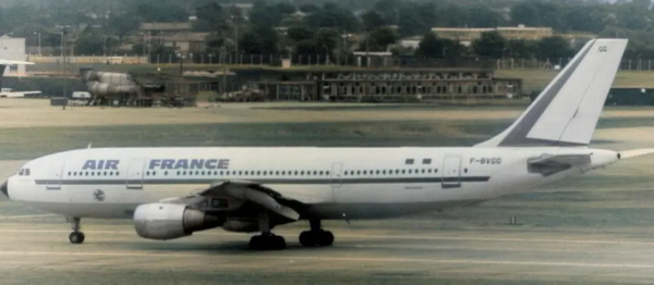 1976년 엔테베 작전 당시 팔레스타인 무장단체에 피랍된 에어 프랑스 F-BVGG기. 모사드 작전 중 하나다. 사진=연합뉴스