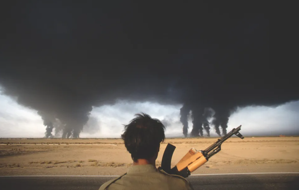 이란-이라크 전쟁 당시 정유 시설이 파괴되고 있다. 사진=갈무리