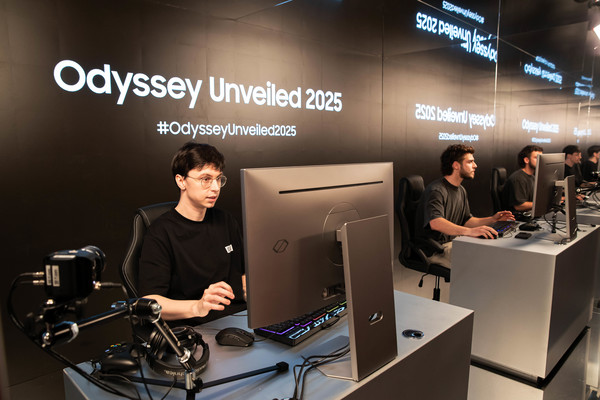 삼성전자 '오디세이 언베일드 2025(Odyssey Unveiled 2025)' 행사에서 인기 스트리머 '캐드렐(Caedrel)'과 '조지 클라키(George Clarkey)'가 삼성 오디세이 3D와 오디세이 OLED G8 모니터로 게임을 즐기며 팬들과 소통하는 시간을 가졌다. 사진=삼성전자