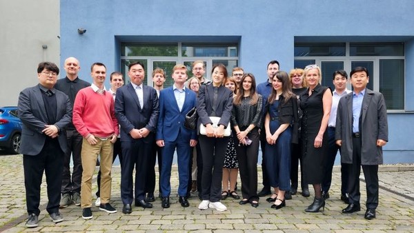 한진 경영진이 한진 유럽법인을 방문했다. (왼쪽 앞줄 다섯번째 조현민 사장, 오른쪽 첫번째 노삼석 대표이사 사장) 사진=한진