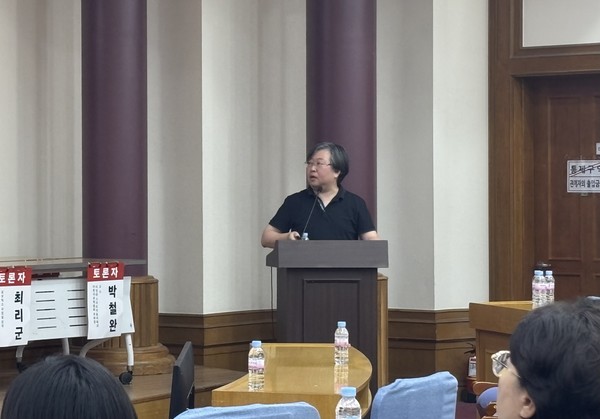 박철완 서정대 스마트자동차학과 교수가 '첨단 전동화 휴머노이드와 모빌리티로 여는 피지컬 AI와 첨단 이차전지 산업의 미래'를 주제로 발표에 나섰다. 사진=김효경 이코노믹리뷰 기자