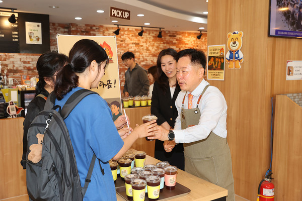 임경호 국립공주대 총장이 학생들에게 음료수를 나눠주고 있다. 출처=국립공주대