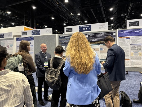 야노스 타니이 펜실베니아대학교(유펜) 펄먼 의과대학 교수가 'SynKIR-110' 임상1상 연구에 대해 소개하고 있다. 사진=HLB이노베이션.