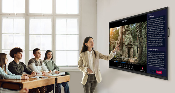 LG 전자칠판 신제품(모델명: TR3DQ)은 수업에 사용되는 영상 자료의 요약을 제공하는 ‘AI 요약(Video Summary)’ 기능으로 학습자의 이해를 돕는다. 사진=LG전자