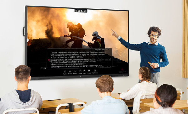 LG 전자칠판 신제품(모델명: TR3DQ)은 수업 내용을 실시간으로 번역해 자막으로 보여주는 ‘AI 실시간 번역(Live Subtitle/Translation)’ 기능으로 외국어를 모르는 학습자도 외국어로 진행되는 수업을 이해할 수 있게 돕는다. 사진=LG전자