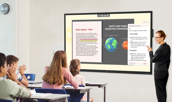 LG 전자칠판 신제품(모델명: TR3DQ)은 대형언어모델(LLM) 기반으로 질문에 답해주는 ‘AI 챗봇(Ask LG)’ 기능을 제공해 교육 현장의 효율성을 높인다. 사진=LG전자