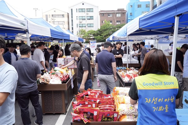 현대엔지니어링 계동 본사에 마련된 굿윌스토어 팝업스토어에서 임직원과 지역민들이 물품을 구경하고 있다. 사진=현대엔지니어링