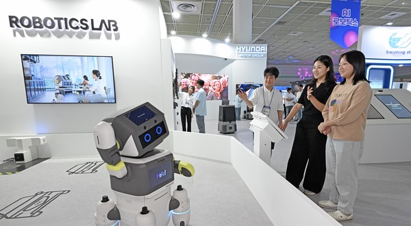 현대자동차그룹이 18일부터 20일까지 서울 강남구 코엑스에서 개최된 'MARS(Mega-city A.I Revolution Summit) 2025'에서 차세대 모빌리티 기술 혁신 역량을 총체적으로 선보이며 소프트웨어 중심 기업 전환 의지를 구체화했다.