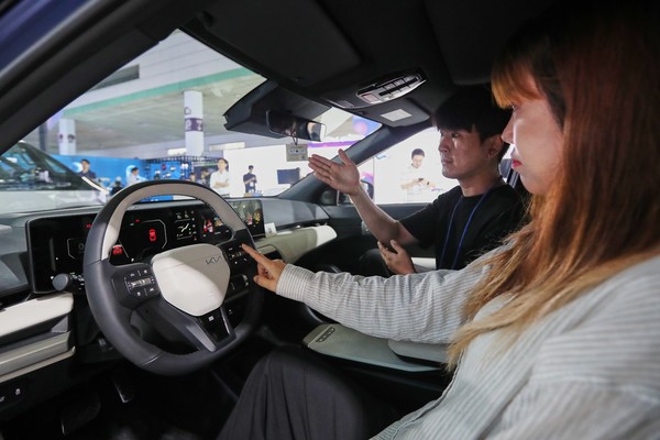 현대자동차그룹이 18일부터 20일까지 서울 강남구 코엑스에서 개최된 'MARS(Mega-city A.I Revolution Summit) 2025'에서 차세대 모빌리티 기술 혁신 역량을 총체적으로 선보이며 소프트웨어 중심 기업 전환 의지를 구체화했다.