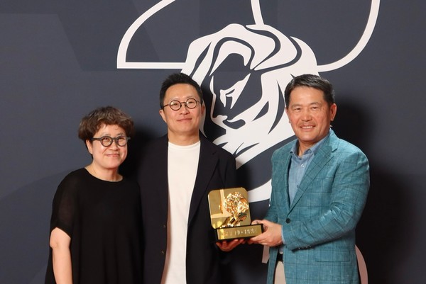 국제 광고제 '칸 라이언즈(Cannes Lions) 2025'에서 단편 영화 '밤낚시'가 엔터테인먼트(Entertainment) 부문 그랑프리(Grand prix)를 수상해 (왼쪽부터) 이노션 최고 크리에이티브 책임자(CCO) 김정아 부사장, 현대자동차 브랜드마케팅본부장 지성원 전무, 이노션 이용우 대표이사가 기념 촬영을 하고 있다. 사진=현대차그룹