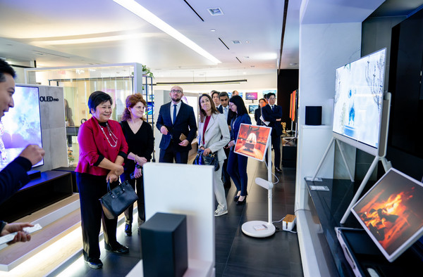 LG전자가 지난 1월 북미지역 본사에 한국을 포함한 총 11개국 주뉴욕총영사단를 초청해 혁신 기술 로드맵을 선보이고 국가간 파트너십 강화 방안을 논의했다. 이들은 함께 LG전자 북미 사옥 내 마련된 쇼룸을 둘러보며 미래 기술진화 방향성을 논의하는 시간을 가졌다. 총영사단은 무선∙투명 올레드 TV인 LG 시그니처 올레드 T, 이동형 무선 스크린 LG 스탠바이미 등에 큰 관심을 보였다. 사진=LG전자