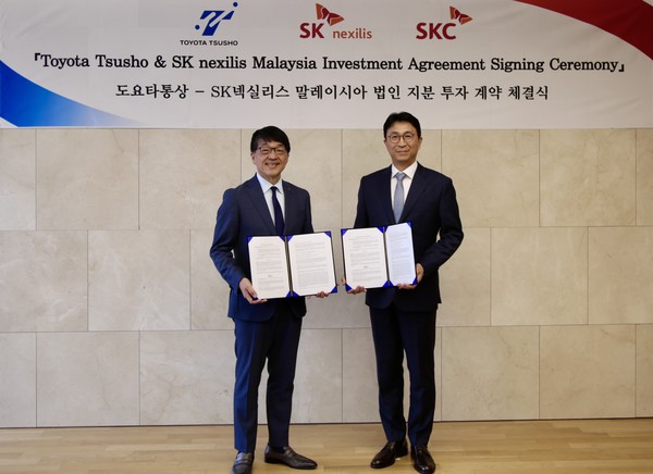 SKC 박원철 사장(오른쪽)이 이마이 토시미츠 도요타통상 사장과  기념 촬영을 하고 있다. 사진=SKC