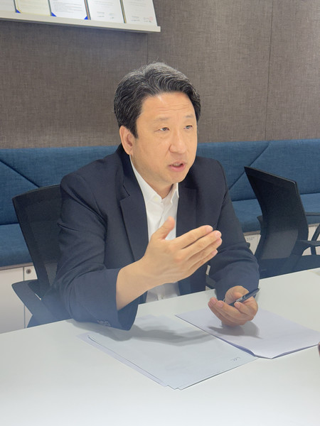 18일 서울 강서구 한국민간조종사협회에서 이충섭 한국민간조종사협회장이 인터뷰에 임하고 있다. 사진=한국민간조종사협회