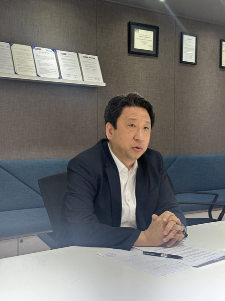 18일 서울 강서구 한국민간조종사협회에서 이충섭 한국민간조종사협회장이 인터뷰에 임하고 있다. 사진=한국민간조종사협회