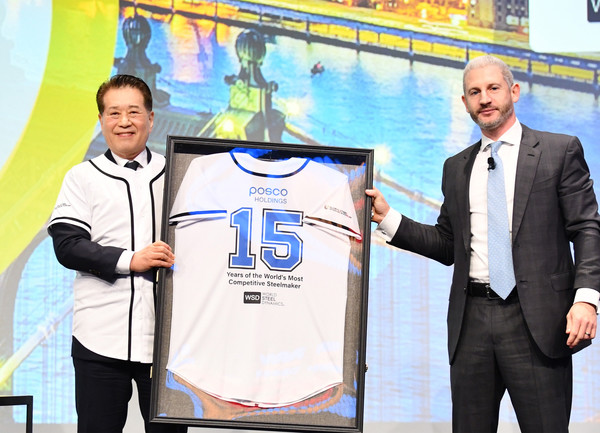 18일(현지시각) 미국 뉴욕에서 열린 WSD 포럼에서 장인화 포스코그룹 회장(사진 왼쪽)이 필립 엥글린(Philipp Englin) WSD CEO로부터 야구복으로 특별 제작한 WSD 명예의 전당 기념액자를 전달 받은 뒤 기념촬영을 하고 있다. 사진=포스코그룹