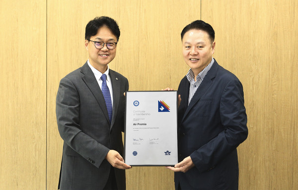 에어프레미아가 IATA로부터 정회원 인증서를 받았다. 사진=에어프레미아