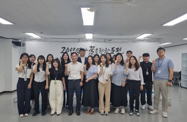 코레일테크 류영수 대표이사(앞줄 왼쪽에서 네번째)와 '신규직원 멘토링 프로그램'에 참여한 멘토, 멘티 직원들이 최종 발표회를 마치고 단체촬영을 하고 있다. 출처=코레일테크