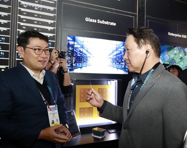 최태원 SK 회장이 지난 1월 미국 라스베이거스에서 열린 'CES 2025' 행사장에 마련된 SK 전시관에서 유리기판을 살펴보고 있다. 사진=SK그룹