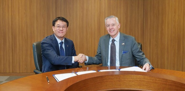 한화시스템과 노스롭그루먼이 ‘통합 대공방어체계 기술 협력 MOU’를 체결한 모습. (왼쪽부터) 박성균 한화시스템 DE사업단장, 켄 토도로프(Kenn Todorov) 노스롭 그루먼 지휘통. 사진=한화시스템