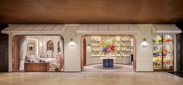 파르나스호텔(대표 여인창)이 6월 20일 그랜드 인터컨티넨탈 서울 파르나스 1층에 ‘아틀리에 에플로어’와 ‘파르나스호텔 컬렉션 부티크’를 정식 오픈했다. 오픈을 기념해 오는 7월 19일까지 할인 행사도 진행된다. 오프라인 구매 고객은 에플로어 전 상품을 10%, 파르나스호텔 컬렉션 전 품목을 20% 할인된 가격에 구매할 수 있다.