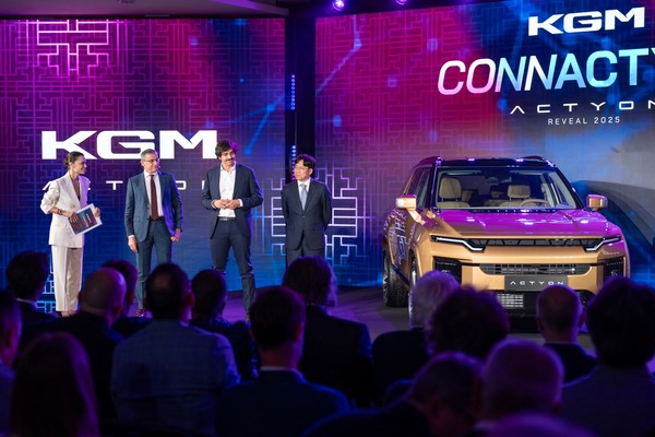 KGM이 이탈리아 시장에 액티언과 함께 KGM 브랜드를 론칭하며 수출 물량 확대에 나섰다.(사진 오른쪽부터 KGM 이병길 유럽중남미 사업부장(상무), 오토토리노사 마티아 바니니(Mattia Vanini) 부사장(Vice President), KGM Italy 대리점 루카 론코니(Luca Ronconi) 대표). 사진=KG모빌리티