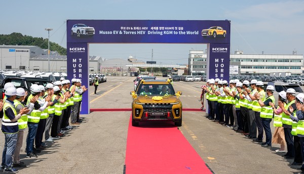 KGM이 무쏘EV와 토레스 하이브리드를 글로벌 시장에 수출 선적 중이다. 사진=KGM