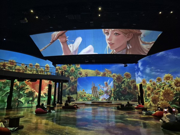 기에나의 바다 '해바라기 섬'에서 그림을 그리는 '에스더 니나브'가 미디어아트에서 상영되고 있다. 사진=박상준 이코노믹리뷰 기자