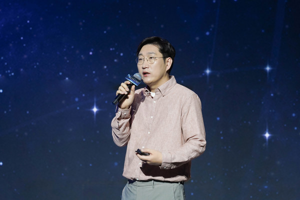 로아온에서 발언 중인 전재학 로스트아크 디렉터. 사진=스마일게이트