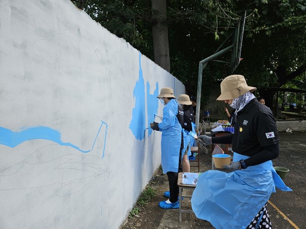 학교 벽 페인팅 중인 KAI 나눔봉사단. 사진=KAI