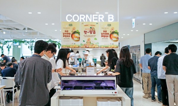 현대그린푸드가 운영 중인 단체급식 사업장에서 ‘맛-닿음 프로젝트’의 일환으로 서산 감자를 활용한 단체급식 메뉴를 제공하고 있는 모습. 사진=현대그린푸드