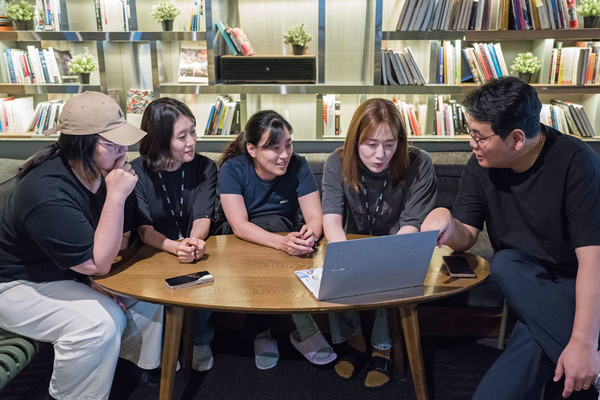 김동현 덱스터픽쳐스 대표는 덱스터픽쳐스의 작품은 ‘재미있거나 새롭거나’ 둘 중 하나라고 밝혔다. ‘재미있는 이야기’라면 더욱 재미있게, ‘새로운 이야기’라면 더 흥미롭게 만들어서, 시장이 원하는 작품을 만드는 게 그의 원칙이자 목표다.