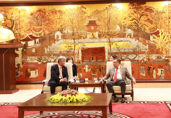 지난 3월 대우건설 정원주 회장이 쩐 시 타잉 하노이시 인민위원장을  예방했다.