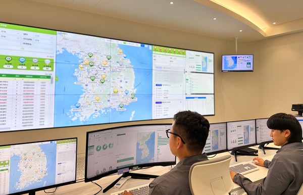 ㈜한화 글로벌부문이 구축한 스마트통합관제센터 모니터링룸에서 직원들이 모니터링을 하고 있다. 사진=한화