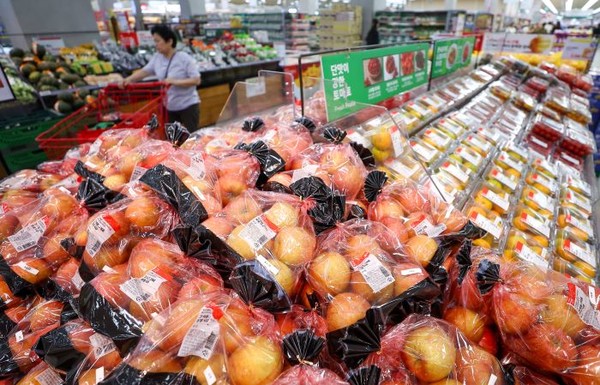 지난 4일 서울 시내의 한 대형마트 과일코너 모습. 사진=연합뉴스