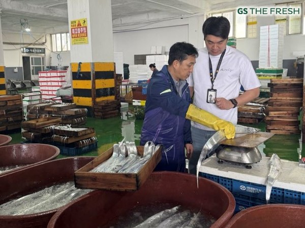 GS더프레시 정보찬 수산 MD가 서귀포수협 직판장에서 어민과 갈치 조업 현황을 살펴보고 있다. 사진=GS리테일